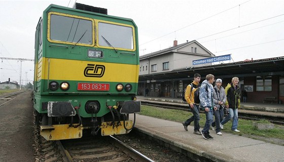 Zchátralé vlakové nádraí v Chlumci nad Cidlinou.