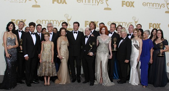 Emmy 2011 - herci a tvrci seriálu Mad Men, který zvítzil v kategorii nejlepí...