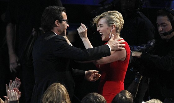 Emmy 2011 - Guy Pearce a Kate Winsletová, která se práv dozvdla, e dostala