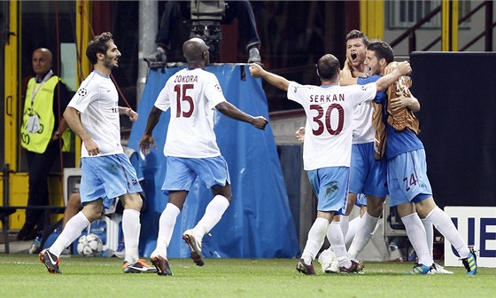 ESKÝ SPASITEL. Ondej elstka (v pozadí) pijímá na stadionu San Siro od