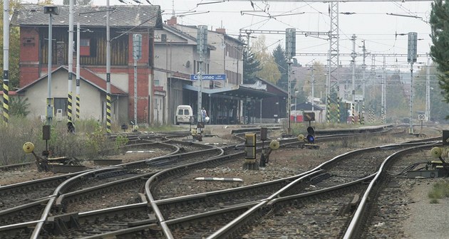 Zchátralé vlakové nádraí v Chlumci nad Cidlinou.