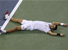 EUFORIE. Srb Novak Djokovi promnil mebol ve finle US Open a rozplcl se na