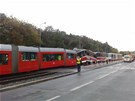 Záchranái na míst tragické nehody tramvají v Praze mezi stanicemi Kotláka a