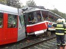 Záchranái na míst tragické nehody tramvají v Praze mezi stanicemi Kotláka a