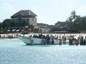 Obyvatel Zanzibaru ekaj na cestujc zachrnn z potopenho trajektu (10.
