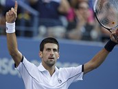 Srbsk tenista Novak Djokovi se raduje ze zisku setu ve finle na US Open.