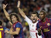 J SE HLSM! Carles Puyol z Barcelony i Alberto Nocerino z AC Miln zvedaj