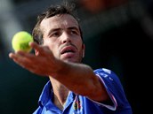 Radek tpánek podává v baráovém utkání Davisova poháru proti Rumunovi Adrianu