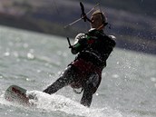 Kiteboarding na jezee Medard, kter jet nen zcela naputn. Na snmku Petr...