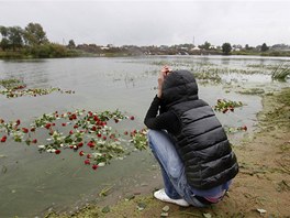 Obyvatel Jaroslavle se na mst nehody letounu Jak-42D lou s mrtvmi