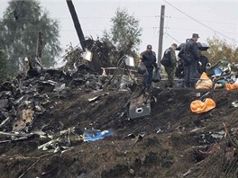 Letet vyetovatel ohledvaj msto nehody letounu Jak-42D v Jaroslavli.
