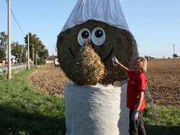 V Jakubov na Tebsku postavili u silnice z obch balk slmy sochu