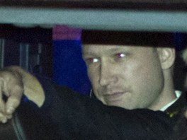 Policist pevej Anderse Behringa Breivika k soudu v Oslu. (19. srpna 2011)