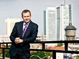 Martin Roman na terase své kanceláe v Praze na Pankráci (30. ervna 2011)