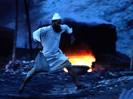 Muslim peskakuje pinavou strouhu ped koelunou v Hazaribaghu v bangládeské