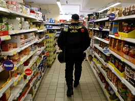 Policista nakupuje v Novém Boru, kam byla svolána první z trojice protiromských