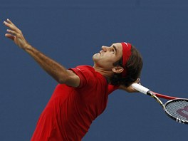 SERVIS. Roger Federer podv v semifinle US Open.
