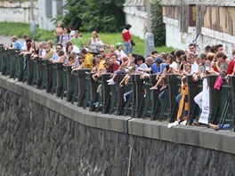 Plavbu netradinch plavidel v Plzni sledovaly na behu Radbuzy tisce divk.