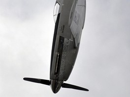 P-51 Mustang krtce ped tm, ne se ztil do divk na leteck show u msta...