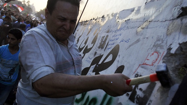 Dav rozbíjí ze kolem izraelského velvyslanectví v Káhie  (10. záí 2011)