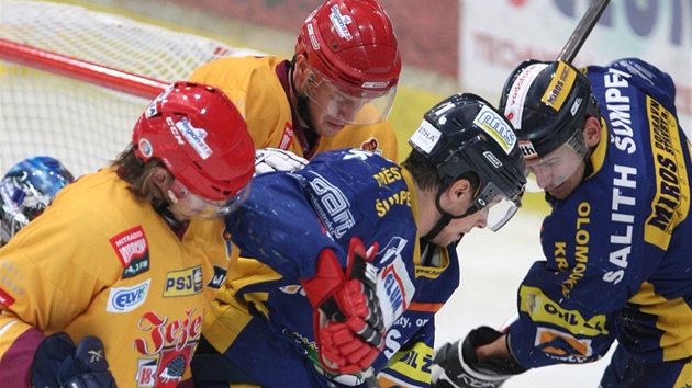 Souboj před brankou v duelu Šumperk (v modrém) - Jihlava. Souboj před brankou v duelu Šumperk (v modrém) - Jihlava.