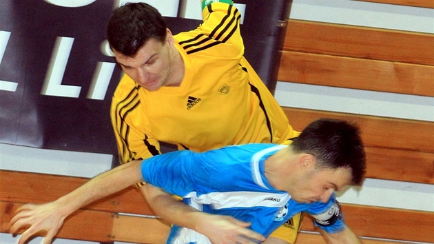 Roman Malý z Torfu Pardubice (modrá) bojuje s Pavlem Formánkem z Nejzbachu Roman Malý z Torfu Pardubice (modrá) bojuje s Pavlem Formánkem z Nejzbachu
