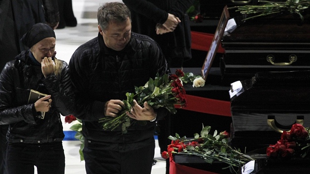 TRYZNA. Lidé pokládají kvtiny na rakve s ostatky tragicky zesnulých hokejist