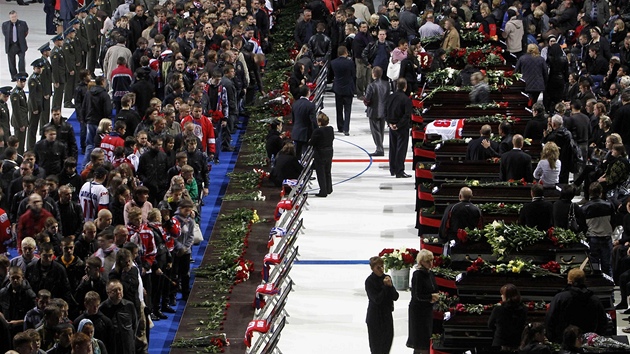 PALÍR. Davy lidí proudí na ledovou plochu jaroslavlské arény, aby uctily