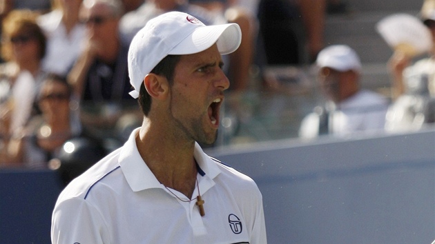 OLE, NOLE! Srbský tenista Novak Djokovi se raduje po zisku gamu v semifinále