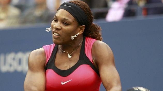 Americká tenistka Serena Williamsová trefuje míek ve finále US Open.