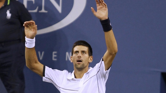 K ZEMI! erstvý vítz US Open Novak Djokovi se po promnném mebolu radostí