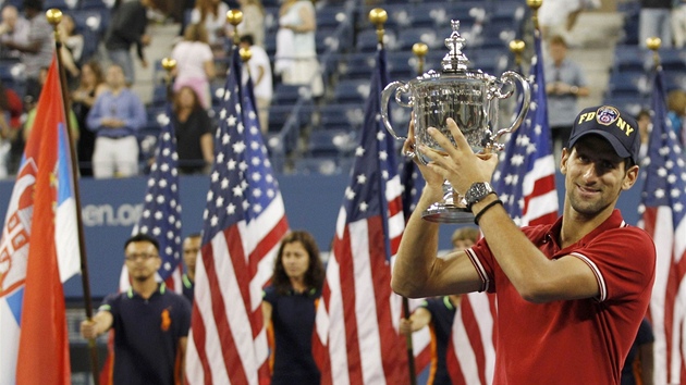 FOCENÍ. Srb Novak Djokovi pózuje s trofejí pro vítze US Open. Ve finále