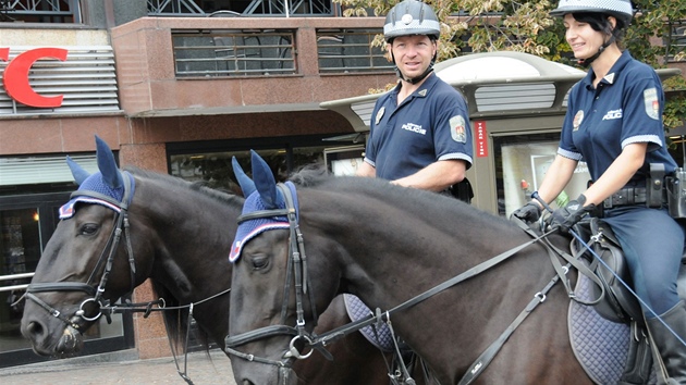 Na námstí bez aut dohlíeli policisté na koních