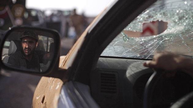 Libyjtí povstalci táhnou na Baní Valíd. (15. srpna 2011)