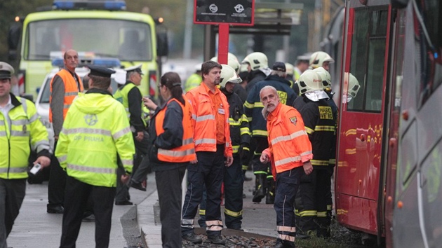 Vyetovatelé u tragické nehody tramvají na Plzeské ulici v Praze
