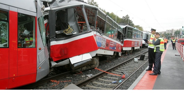 Vyetovatelé u tragické nehody tramvají na Plzeské ulici v Praze.