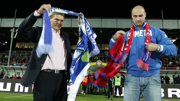 Majitel 1.FC Brno Roman Pros (vlevo) si vymnil dres svého klubu s majitelem