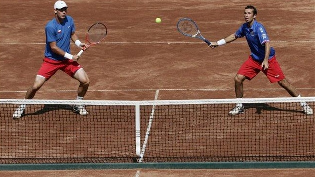 NA STŘED. Radek Štěpánek odvrací míč v utkání s Rumunskem. NA STŘED. Radek Štěpánek odvrací míč v utkání s Rumunskem.
