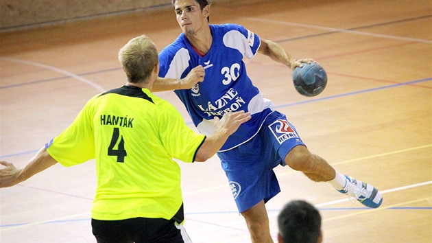 třeboňský házenkář Martin Brcháň (v modrém) útočí na bránu HC Zubří přes třeboňský házenkář Martin Brcháň (v modrém) útočí na bránu HC Zubří přes