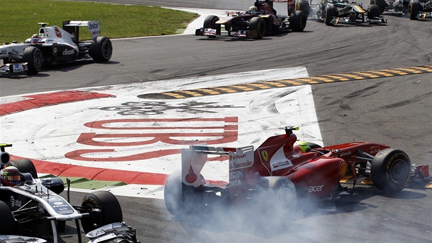 NEVZDAL SE. Brazilce Felipe Massa se hned v úvodu zamotal do kolize, pesto do