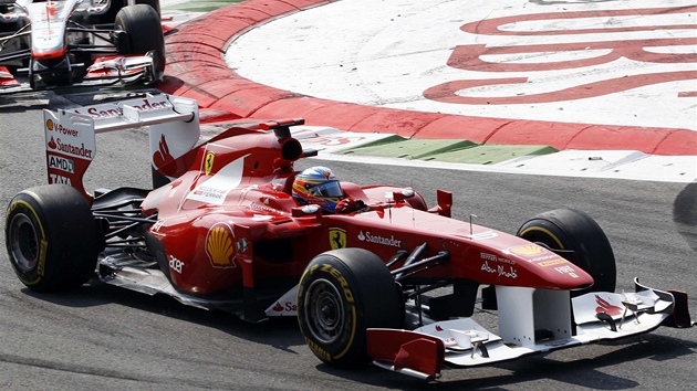 UBRÁNIL SE. panl Fernando Alonso z Ferrari uhájil tetí místo ve Velké cen