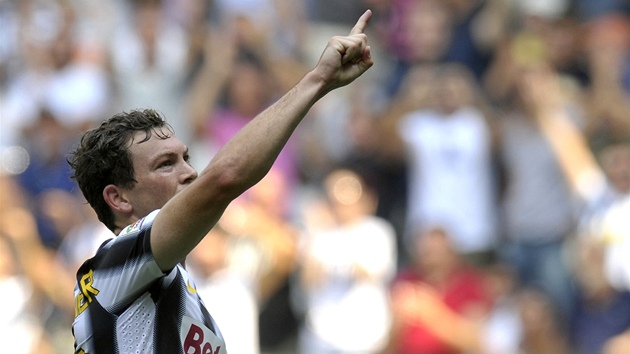 fotbalista Juventusu Turín Stephan Lichtsteiner oslavuje gól v zápase série A