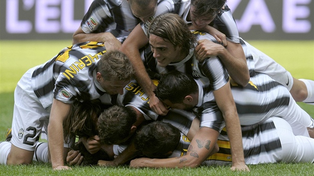hrái Juventusu Turín oslavují poté, co Stephan Lichtsteiner vstelil gól v