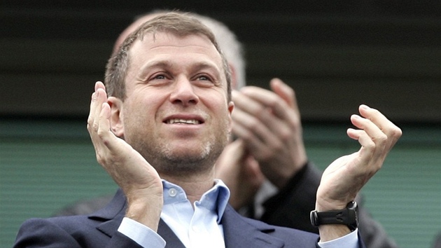 V roce 2003 si koupil fotbalový klub Chelsea. Na "takové to domácí fanděníčko". V roce 2003 si koupil fotbalový klub Chelsea. Na "takové to domácí fanděníčko".