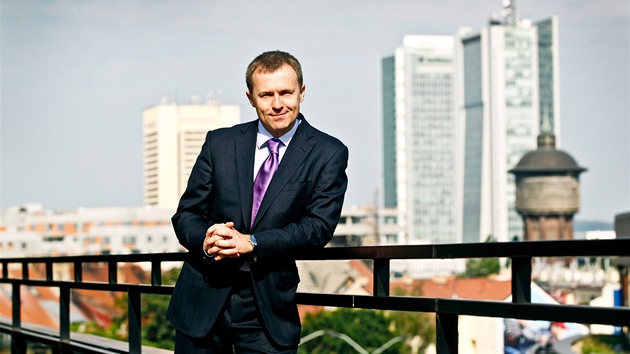 Martin Roman na terase své kanceláře v Praze na Pankráci (30. června 2011) Martin Roman na terase své kanceláře v Praze na Pankráci (30. června 2011)