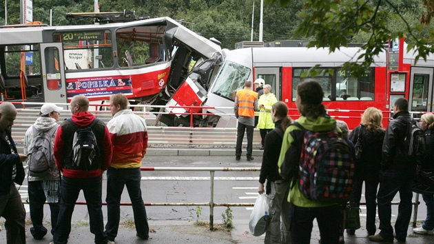 Dv tramvaje se srazily mezi stanicemi Kotláka a Kavalírka v Praze. (19. záí