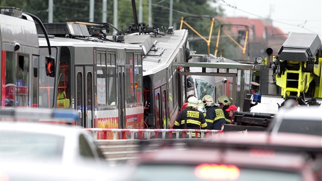 Dv tramvaje se srazily mezi stanicemi Kotláka a Kavalírka v Praze. (19. záí