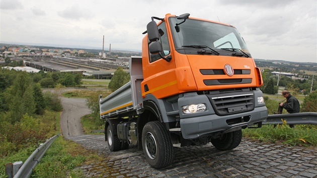 Nový vůz Tatra Phoenix na kopřivnickém polygonu s automobilkou v pozadí Nový vůz Tatra Phoenix na kopřivnickém polygonu s automobilkou v pozadí