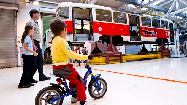 V dílnách si návtvníci mohli prohlédnout tramvaj i zespodu. 