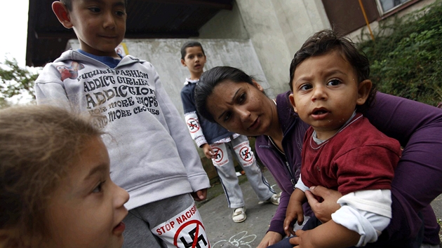 Romská rodina v ulicích Nového Boru, kam byla svolána první z trojice